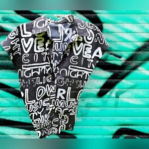 LIVE 4 TRUTH NWT Retro Graphics Black and White Sleeveless Blouse Size …